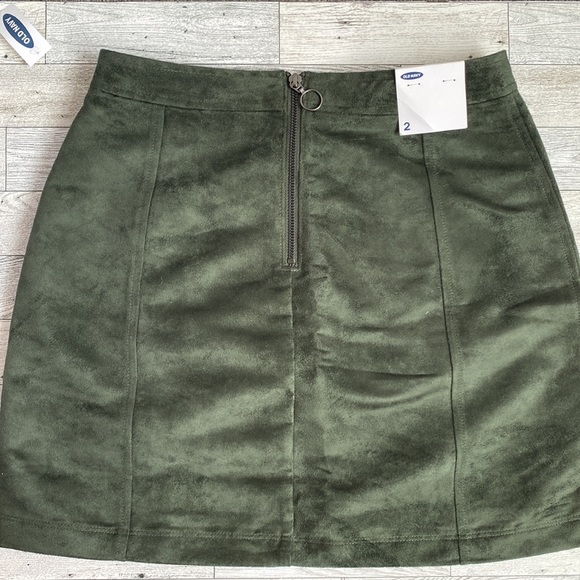 Old Navy | Faux Suede Mini Skirt in Hunter Green | Size 2 - Picture 3 of 5